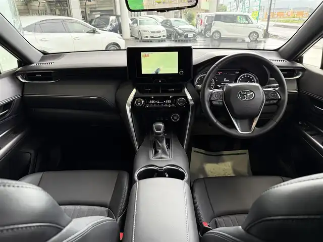 トヨタ ハリアー G 京都府 2023(令5)年 3万km ブラック ワンオーナー車/トヨタセーフティセンス/・プリクラッシュセーフティ/・レーダークルーズコントロール/・ロードサインアシスト/・アダブティブハイビームシステム/・横断歩行者検知機能/純正8インチメモリーナビ、地デジ、Bluetooth/USB端子/バックカメラ/デジタルインナーミラ/運転席パワーシート/パワーバックドア/ビルトインETC/LEDヘッドランプ/スペアキー/純正18インチアルミホイール