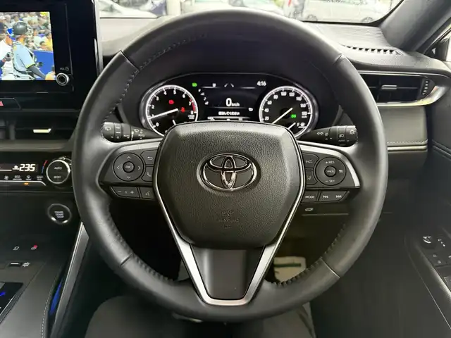 トヨタ ハリアー G 京都府 2023(令5)年 3万km ブラック ワンオーナー車/トヨタセーフティセンス/・プリクラッシュセーフティ/・レーダークルーズコントロール/・ロードサインアシスト/・アダブティブハイビームシステム/・横断歩行者検知機能/純正8インチメモリーナビ、地デジ、Bluetooth/USB端子/バックカメラ/デジタルインナーミラ/運転席パワーシート/パワーバックドア/ビルトインETC/LEDヘッドランプ/スペアキー/純正18インチアルミホイール