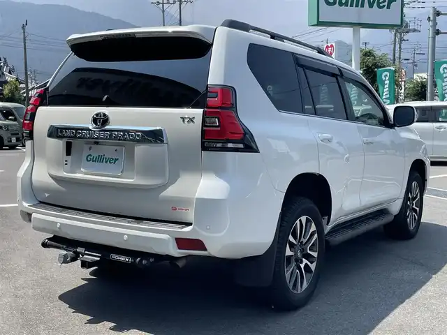 トヨタ ランドクルーザー プラド TX Lパッケージ 愛媛県 2023(令5)年 1.2万km ホワイトパールクリスタルシャイン サンルーフ/ヒッチメンバー/プリクラッシュセーフティ/レーダークルーズコントロール/レーンディパーチャーアラート/クリアランスソナー /ロードサインアシスト/先行車発進お知らせ/社外8インチSDナビ【AVIC-RL812】/　CD/DVD/Bluetooth/MSV/フルセグTV/バックカメラ/ビルトインETC/ブラックレザーシート/前席パワーシート/前席シートヒーター/ベンチレーション/ブラックルーフレール/純正19インチ AW/オートライト/LEDヘッドライト/フロントフォグ/プッシュスタート/フロアマット