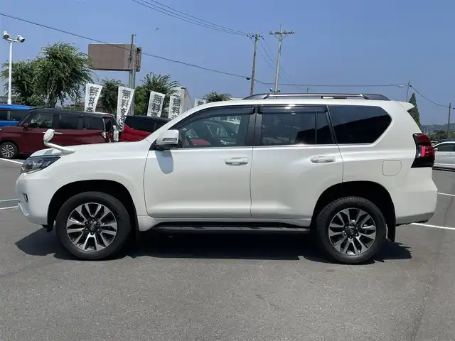 トヨタ ランドクルーザー プラド TX Lパッケージ 愛媛県 2023(令5)年 1.2万km ホワイトパールクリスタルシャイン サンルーフ/ヒッチメンバー/プリクラッシュセーフティ/レーダークルーズコントロール/レーンディパーチャーアラート/クリアランスソナー /ロードサインアシスト/先行車発進お知らせ/社外8インチSDナビ【AVIC-RL812】/　CD/DVD/Bluetooth/MSV/フルセグTV/バックカメラ/ビルトインETC/ブラックレザーシート/前席パワーシート/前席シートヒーター/ベンチレーション/ブラックルーフレール/純正19インチ AW/オートライト/LEDヘッドライト/フロントフォグ/プッシュスタート/フロアマット