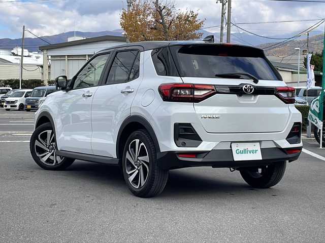 トヨタ ライズ Z 長野県 2023(令5)年 1.8万km ブラックマイカメタリック/シャイニングホワイトパール 禁煙車/ワンオーナー/純正ナビ【NMZK-W73D】/(CD/DVD/フルセグTV/Bluetooth)/スマートアシスト/・衝突回避支援ブレーキ/・ブレーキ制御付誤発進抑制機能/・車線逸脱抑制制御機能/・車線逸脱警報機能/・先行車発進お知らせ機能/・サイドビューランプ/・レーンキープコントロール/・ブラインドスポットモニター/・進入禁止標識認識機能/・アダプティブドライビングビーム/・全車速追従機能付アダプティブクルーズコントロール/パノラミックビューモニター/ビルトインETC2.0/ドライブレコーダー/シートヒーター/革巻きステアリング/ステアリングスイッチ/LEDヘッドライト/フォグランプ/オートライト/電動パーキングブレーキ/ブレーキホールド/スマートキー/Pスタート/電動格納ミラー/純正17インチAW/純正フロアマット