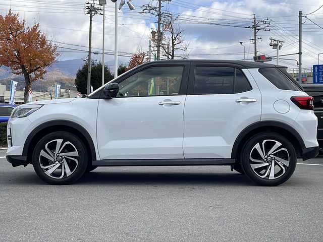 トヨタ ライズ Z 長野県 2023(令5)年 1.8万km ブラックマイカメタリック/シャイニングホワイトパール 禁煙車/ワンオーナー/純正ナビ【NMZK-W73D】/(CD/DVD/フルセグTV/Bluetooth)/スマートアシスト/・衝突回避支援ブレーキ/・ブレーキ制御付誤発進抑制機能/・車線逸脱抑制制御機能/・車線逸脱警報機能/・先行車発進お知らせ機能/・サイドビューランプ/・レーンキープコントロール/・ブラインドスポットモニター/・進入禁止標識認識機能/・アダプティブドライビングビーム/・全車速追従機能付アダプティブクルーズコントロール/パノラミックビューモニター/ビルトインETC2.0/ドライブレコーダー/シートヒーター/革巻きステアリング/ステアリングスイッチ/LEDヘッドライト/フォグランプ/オートライト/電動パーキングブレーキ/ブレーキホールド/スマートキー/Pスタート/電動格納ミラー/純正17インチAW/純正フロアマット