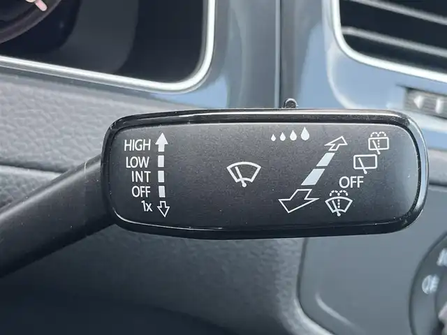 フォルクスワーゲン ゴルフ TDI コンフォートL マイスター 静岡県 2019(令1)年 1.6万km ピュアホワイト ブラインドスポットアシスト/デジタルメータークラスター/ジェスチャーコントロール/DiscoverPro/(Bluetooth/CarPlay)/衝突被害軽減システム/バックカメラ/アダプティブクルーズコントロール/レーンキープアシスト/パーキングアシスト/スマートキー/ETC2.0/ドライブレコーダー/純正フロアマット/純正17インチアルミホイール/保証書/取扱説明書/スペアキー