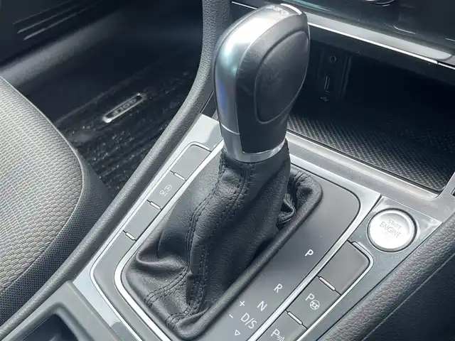 フォルクスワーゲン ゴルフ TDI コンフォートL マイスター 静岡県 2019(令1)年 1.6万km ピュアホワイト ブラインドスポットアシスト/デジタルメータークラスター/ジェスチャーコントロール/DiscoverPro/(Bluetooth/CarPlay)/衝突被害軽減システム/バックカメラ/アダプティブクルーズコントロール/レーンキープアシスト/パーキングアシスト/スマートキー/ETC2.0/ドライブレコーダー/純正フロアマット/純正17インチアルミホイール/保証書/取扱説明書/スペアキー