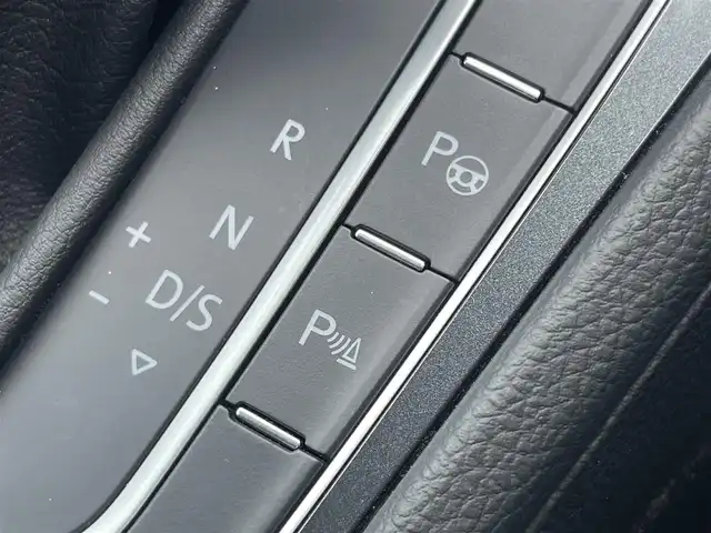 フォルクスワーゲン ゴルフ TDI コンフォートL マイスター 静岡県 2019(令1)年 1.6万km ピュアホワイト ブラインドスポットアシスト/デジタルメータークラスター/ジェスチャーコントロール/DiscoverPro/(Bluetooth/CarPlay)/衝突被害軽減システム/バックカメラ/アダプティブクルーズコントロール/レーンキープアシスト/パーキングアシスト/スマートキー/ETC2.0/ドライブレコーダー/純正フロアマット/純正17インチアルミホイール/保証書/取扱説明書/スペアキー