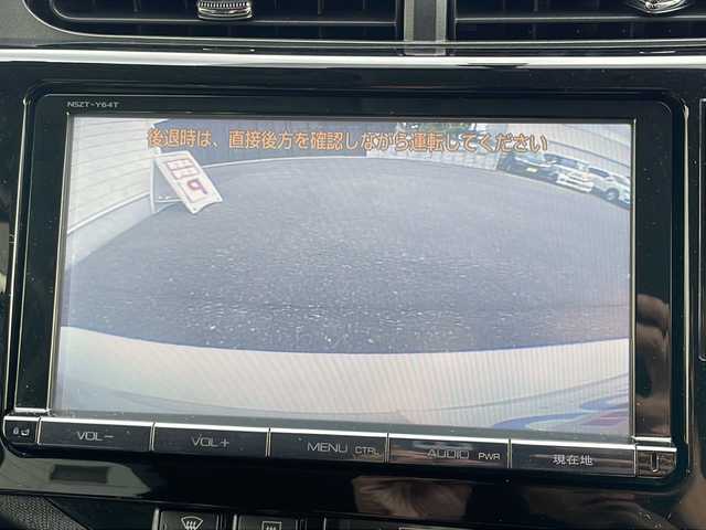 トヨタ アクア G G’s 山口県 2014(平26)年 9.5万km ライムホワイトパールクリスタルシャイン (株)IDOMが運営する【じしゃロン宇部店】の自社ローン専用車両になります。ちらは現金またはオートローンご利用時の価格です。自社ローンご希望の方は別途その旨お申付け下さい。純正ナビ　/フルセグＴＶ　/Ｂｌｕｅｔｏｏｔｈ　/バックカメラ　/純正フロアマット　/純正アルミホイール　/ハーフレザーシート　/ステアリングスイッチ　/プッシュスタート　/ＥＴＣ