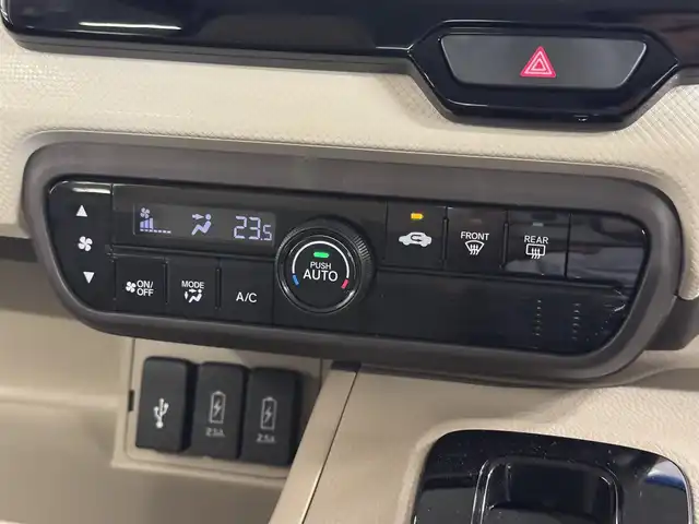 ホンダ Ｎ ＢＯＸ G L ターボ ホンダセンシング 三重県 2018(平30)年 2.2万km モーニングミストブルーM ガソリン・ターボ/FF/MTモード付インパネCVT/純正 8インチナビ VXU-195NBi/（CD/DVD/FM/AM/TV/SD/MusicRack/iPod/USB/Bluetooth/CarPlay）/バックカメラ/両側パワースライドドア/ドライブレコーダー 前方/ビルトイン ETC/Honda SENSING/・衝突軽減ブレーキ［CMBS］/・車線維持支援システム［LKAS］/・路外逸脱抑制機能/・アダプティブクルーズコントロール［ACC］/・先行車発進お知らせ機能/・標識認識機能/装備/・オートライト/・LEDヘッドランプ/・パドルシフト/・オートエアコン/・ステアリングスイッチ/・2.5A 急速充電対応 USB充電ジャックx2/・電動格納ドアミラー/・リヤドアロールサンシェード/・プッシュスタート/・14インチスチールホイール＋純正ホイールキャップ/・スマートキーx2/・保/取/ナビ取/など