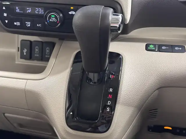 ホンダ Ｎ ＢＯＸ G L ターボ ホンダセンシング 三重県 2018(平30)年 2.2万km モーニングミストブルーM ガソリン・ターボ/FF/MTモード付インパネCVT/純正 8インチナビ VXU-195NBi/（CD/DVD/FM/AM/TV/SD/MusicRack/iPod/USB/Bluetooth/CarPlay）/バックカメラ/両側パワースライドドア/ドライブレコーダー 前方/ビルトイン ETC/Honda SENSING/・衝突軽減ブレーキ［CMBS］/・車線維持支援システム［LKAS］/・路外逸脱抑制機能/・アダプティブクルーズコントロール［ACC］/・先行車発進お知らせ機能/・標識認識機能/装備/・オートライト/・LEDヘッドランプ/・パドルシフト/・オートエアコン/・ステアリングスイッチ/・2.5A 急速充電対応 USB充電ジャックx2/・電動格納ドアミラー/・リヤドアロールサンシェード/・プッシュスタート/・14インチスチールホイール＋純正ホイールキャップ/・スマートキーx2/・保/取/ナビ取/など