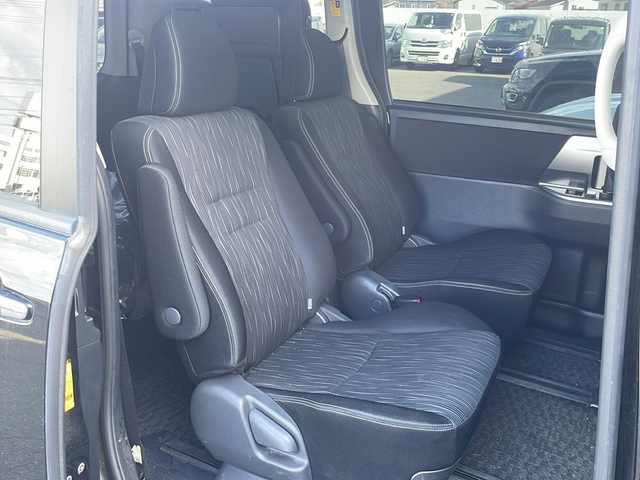 トヨタ ヴォクシー ZS 煌Ⅱ 長野県 2012(平24)年 8.7万km ブラック ・純正8インチHDDナビゲーション/CD DVD フルセグTV Bluetooth/・バックカメラ/・ビルトインETC/・ワンオーナー/・両側パワースライドドア/・パドルシフト/・ステアリングリモコン/・スマートキー/・エンジンプッシュスタート/・ウィンカーミラー/・電動格納ミラー