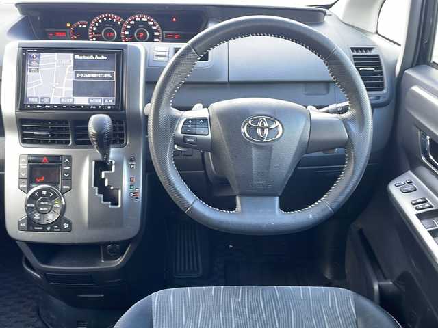 トヨタ ヴォクシー ZS 煌Ⅱ 長野県 2012(平24)年 8.7万km ブラック ・純正8インチHDDナビゲーション/CD DVD フルセグTV Bluetooth/・バックカメラ/・ビルトインETC/・ワンオーナー/・両側パワースライドドア/・パドルシフト/・ステアリングリモコン/・スマートキー/・エンジンプッシュスタート/・ウィンカーミラー/・電動格納ミラー