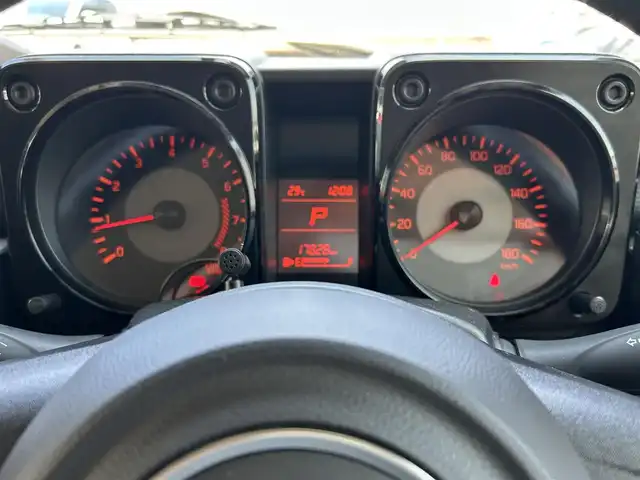 スズキ ジムニー シエラ JL 福岡県 2023(令5)年 1.8万km シフォンアイボリーM ワンオーナー/パイオニア製純正ナビ（PVH-9300DVSZ）/（AM/FM/BT/CD/DVD）/ビルトインETC/ドライブレコーダー/背面タイヤ/バックカメラ/クルーズコントロール/４WD/ダウンヒルアシストコントロール/プッシュスタート/スペアキー×１/フォグライト/純正フロアマット/純正15インチアルミホイール/衝突被害軽減システム/横滑り防止装置/保証書/取扱説明書