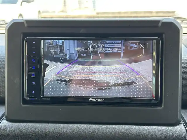 スズキ ジムニー シエラ JL 福岡県 2023(令5)年 1.8万km シフォンアイボリーM ワンオーナー/パイオニア製純正ナビ（PVH-9300DVSZ）/（AM/FM/BT/CD/DVD）/ビルトインETC/ドライブレコーダー/背面タイヤ/バックカメラ/クルーズコントロール/４WD/ダウンヒルアシストコントロール/プッシュスタート/スペアキー×１/フォグライト/純正フロアマット/純正15インチアルミホイール/衝突被害軽減システム/横滑り防止装置/保証書/取扱説明書