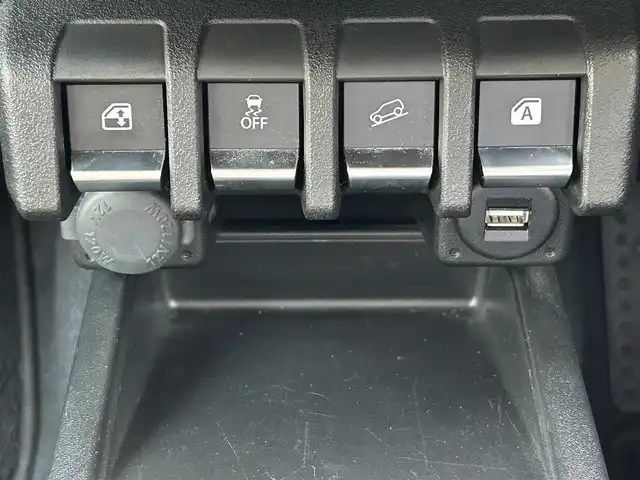 スズキ ジムニー シエラ JL 福岡県 2023(令5)年 1.8万km シフォンアイボリーM ワンオーナー/パイオニア製純正ナビ（PVH-9300DVSZ）/（AM/FM/BT/CD/DVD）/ビルトインETC/ドライブレコーダー/背面タイヤ/バックカメラ/クルーズコントロール/４WD/ダウンヒルアシストコントロール/プッシュスタート/スペアキー×１/フォグライト/純正フロアマット/純正15インチアルミホイール/衝突被害軽減システム/横滑り防止装置/保証書/取扱説明書