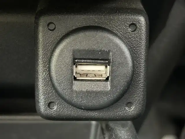 スズキ ジムニー シエラ JL 福岡県 2023(令5)年 1.8万km シフォンアイボリーM ワンオーナー/パイオニア製純正ナビ（PVH-9300DVSZ）/（AM/FM/BT/CD/DVD）/ビルトインETC/ドライブレコーダー/背面タイヤ/バックカメラ/クルーズコントロール/４WD/ダウンヒルアシストコントロール/プッシュスタート/スペアキー×１/フォグライト/純正フロアマット/純正15インチアルミホイール/衝突被害軽減システム/横滑り防止装置/保証書/取扱説明書