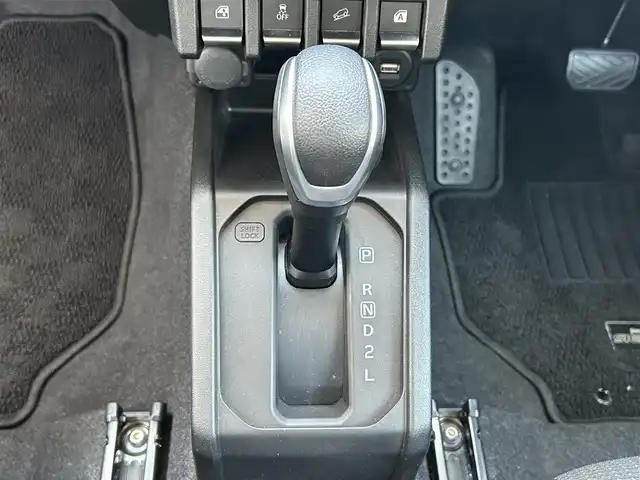 スズキ ジムニー シエラ JL 福岡県 2023(令5)年 1.8万km シフォンアイボリーM ワンオーナー/パイオニア製純正ナビ（PVH-9300DVSZ）/（AM/FM/BT/CD/DVD）/ビルトインETC/ドライブレコーダー/背面タイヤ/バックカメラ/クルーズコントロール/４WD/ダウンヒルアシストコントロール/プッシュスタート/スペアキー×１/フォグライト/純正フロアマット/純正15インチアルミホイール/衝突被害軽減システム/横滑り防止装置/保証書/取扱説明書