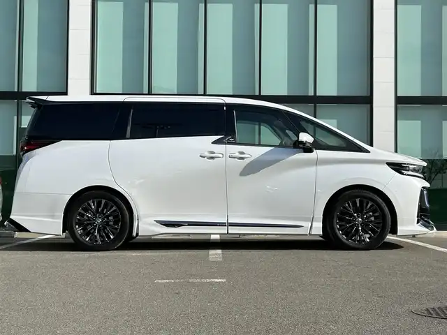 トヨタ ヴェルファイア ハイブリット Z プレミア 和歌山県 2023(令5)年 2.1万km プラチナホワイトパールマイカ モデリスタエアロ/サンルーフ/ユニバーサルステップ/シグネチャーイルミネーション/純正メーカーナビ/純正フリップダウンモニター/TVキャンセラー/デジタルインナーミラー/パノラミックビューモニター/プリクラッシュセーフティー/レーダークルーズコントロール/ブラインドスポットモニター/クリアランスソナー/両側パワースライドドア/パワーバックドア/パワーシート/シートヒーター/シートエアベンチレーション/前後ドライブレコーダー/純正アルミホイール/純正フロアマット/LEDヘッドライト/フォグランプ/オートライト/オートマチックハイビーム