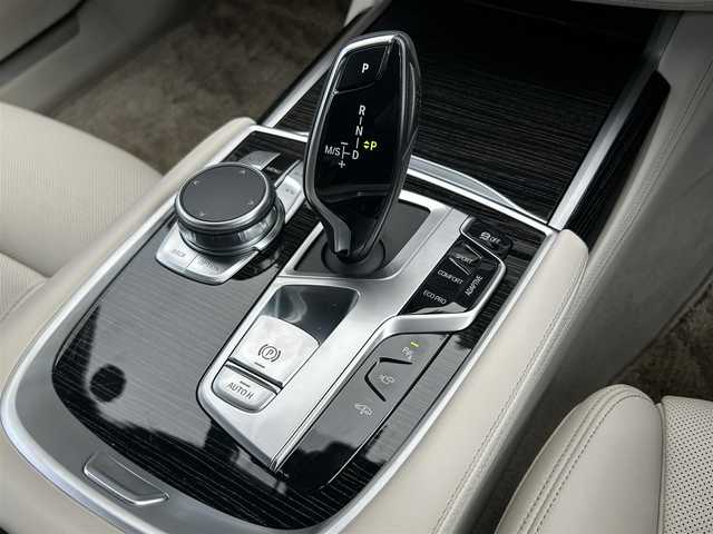 ＢＭＷ ７４０ｉ Mスポーツ 茨城県 2019(平31)年 1.4万km ミネラルホワイト サンルーフ　/ｈａｒｍａｎ／ｋａｒｄｏｎ　/HUD/ソフトクローズドア/３６０度カメラ　/ドライビングアシストプロフェッショナル　/ＡＣＣ　/ＬＤＷ　/ＬＣＷ　/ＣＴＷ　/白革　/全席シートヒーター　/ベンチレーション　/Ｍ付ＰＷシート　/ＰＷトランク　/アダプティブＬＥＤ　/ドラレコ/禁煙車