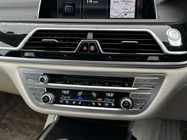 ＢＭＷ ７４０ｉ Mスポーツ 茨城県 2019(平31)年 1.4万km ミネラルホワイト サンルーフ　/ｈａｒｍａｎ／ｋａｒｄｏｎ　/HUD/ソフトクローズドア/３６０度カメラ　/ドライビングアシストプロフェッショナル　/ＡＣＣ　/ＬＤＷ　/ＬＣＷ　/ＣＴＷ　/白革　/全席シートヒーター　/ベンチレーション　/Ｍ付ＰＷシート　/ＰＷトランク　/アダプティブＬＥＤ　/ドラレコ/禁煙車