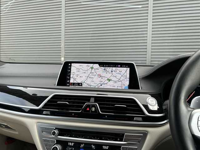 ＢＭＷ ７４０ｉ Mスポーツ 茨城県 2019(平31)年 1.4万km ミネラルホワイト サンルーフ　/ｈａｒｍａｎ／ｋａｒｄｏｎ　/HUD/ソフトクローズドア/３６０度カメラ　/ドライビングアシストプロフェッショナル　/ＡＣＣ　/ＬＤＷ　/ＬＣＷ　/ＣＴＷ　/白革　/全席シートヒーター　/ベンチレーション　/Ｍ付ＰＷシート　/ＰＷトランク　/アダプティブＬＥＤ　/ドラレコ/禁煙車