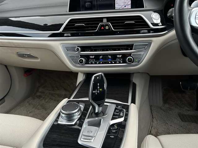 ＢＭＷ ７４０ｉ Mスポーツ 茨城県 2019(平31)年 1.4万km ミネラルホワイト サンルーフ　/ｈａｒｍａｎ／ｋａｒｄｏｎ　/HUD/ソフトクローズドア/３６０度カメラ　/ドライビングアシストプロフェッショナル　/ＡＣＣ　/ＬＤＷ　/ＬＣＷ　/ＣＴＷ　/白革　/全席シートヒーター　/ベンチレーション　/Ｍ付ＰＷシート　/ＰＷトランク　/アダプティブＬＥＤ　/ドラレコ/禁煙車