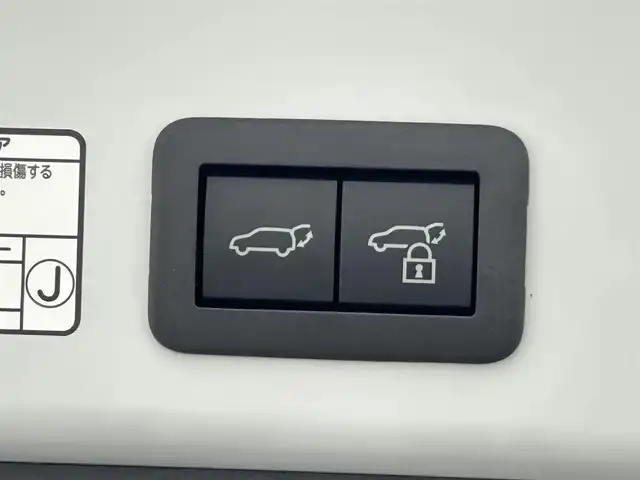トヨタ カローラ クロス ハイブリッド Z 熊本県 2024(令6)年 0.8万km プラチナホワイトパールマイカ ワンオーナー　/禁煙車　/ガラスルーフ　/純正ナビ　/ビルトインＥＴＣ２．０　/前後クリアランスソナー　/前席シートヒーター　/トヨタセーフティーセンス/・プリクラッシュセーフティ/・ロードサインアシスト/・レーンキープアシスト/・オートマチックハイビーム/・アダブティブクルーズコントロール/・プロアクティブドライビングアシスト/・リアクロストラフィックアラート/・リアカメラディテクション/・駐車時支援パーキングサポートシステム/・ブラインドスポットモニター/横滑り防止/パワーバックドア/ハーフレザーシート/前席シートヒーター/純正１８インチAW/オートライト/LEDヘッドライト/フォグライト/スマートキー/プッシュスタート/取扱説明書
