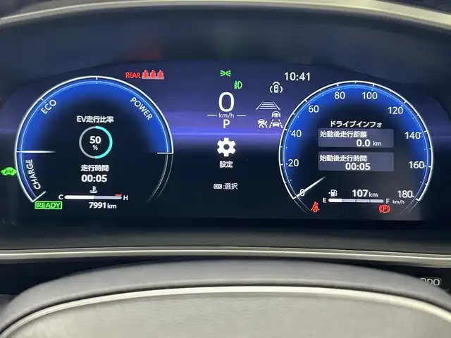 トヨタ カローラ クロス ハイブリッド Z 熊本県 2024(令6)年 0.8万km プラチナホワイトパールマイカ ワンオーナー　/禁煙車　/ガラスルーフ　/純正ナビ　/ビルトインＥＴＣ２．０　/前後クリアランスソナー　/前席シートヒーター　/トヨタセーフティーセンス/・プリクラッシュセーフティ/・ロードサインアシスト/・レーンキープアシスト/・オートマチックハイビーム/・アダブティブクルーズコントロール/・プロアクティブドライビングアシスト/・リアクロストラフィックアラート/・リアカメラディテクション/・駐車時支援パーキングサポートシステム/・ブラインドスポットモニター/横滑り防止/パワーバックドア/ハーフレザーシート/前席シートヒーター/純正１８インチAW/オートライト/LEDヘッドライト/フォグライト/スマートキー/プッシュスタート/取扱説明書