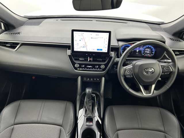 トヨタ カローラ クロス ハイブリッド Z 熊本県 2024(令6)年 0.8万km プラチナホワイトパールマイカ ワンオーナー　/禁煙車　/ガラスルーフ　/純正ナビ　/ビルトインＥＴＣ２．０　/前後クリアランスソナー　/前席シートヒーター　/トヨタセーフティーセンス/・プリクラッシュセーフティ/・ロードサインアシスト/・レーンキープアシスト/・オートマチックハイビーム/・アダブティブクルーズコントロール/・プロアクティブドライビングアシスト/・リアクロストラフィックアラート/・リアカメラディテクション/・駐車時支援パーキングサポートシステム/・ブラインドスポットモニター/横滑り防止/パワーバックドア/ハーフレザーシート/前席シートヒーター/純正１８インチAW/オートライト/LEDヘッドライト/フォグライト/スマートキー/プッシュスタート/取扱説明書