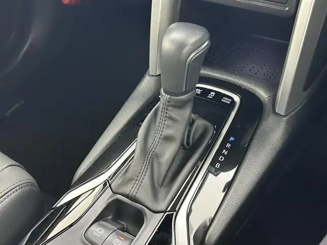 トヨタ カローラ クロス ハイブリッド Z 熊本県 2024(令6)年 0.8万km プラチナホワイトパールマイカ ワンオーナー　/禁煙車　/ガラスルーフ　/純正ナビ　/ビルトインＥＴＣ２．０　/前後クリアランスソナー　/前席シートヒーター　/トヨタセーフティーセンス/・プリクラッシュセーフティ/・ロードサインアシスト/・レーンキープアシスト/・オートマチックハイビーム/・アダブティブクルーズコントロール/・プロアクティブドライビングアシスト/・リアクロストラフィックアラート/・リアカメラディテクション/・駐車時支援パーキングサポートシステム/・ブラインドスポットモニター/横滑り防止/パワーバックドア/ハーフレザーシート/前席シートヒーター/純正１８インチAW/オートライト/LEDヘッドライト/フォグライト/スマートキー/プッシュスタート/取扱説明書