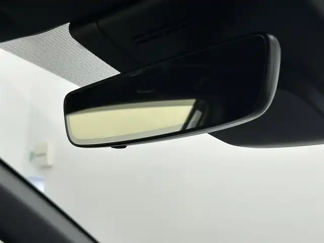 トヨタ カローラ クロス ハイブリッド Z 熊本県 2024(令6)年 0.8万km プラチナホワイトパールマイカ ワンオーナー　/禁煙車　/ガラスルーフ　/純正ナビ　/ビルトインＥＴＣ２．０　/前後クリアランスソナー　/前席シートヒーター　/トヨタセーフティーセンス/・プリクラッシュセーフティ/・ロードサインアシスト/・レーンキープアシスト/・オートマチックハイビーム/・アダブティブクルーズコントロール/・プロアクティブドライビングアシスト/・リアクロストラフィックアラート/・リアカメラディテクション/・駐車時支援パーキングサポートシステム/・ブラインドスポットモニター/横滑り防止/パワーバックドア/ハーフレザーシート/前席シートヒーター/純正１８インチAW/オートライト/LEDヘッドライト/フォグライト/スマートキー/プッシュスタート/取扱説明書