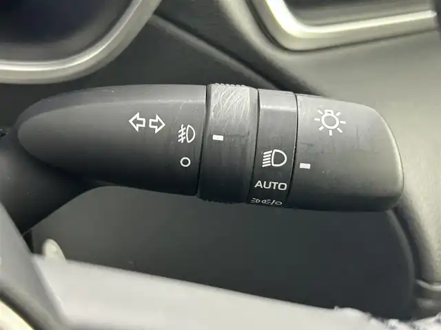 トヨタ カローラ クロス ハイブリッド Z 熊本県 2024(令6)年 0.8万km プラチナホワイトパールマイカ ワンオーナー　/禁煙車　/ガラスルーフ　/純正ナビ　/ビルトインＥＴＣ２．０　/前後クリアランスソナー　/前席シートヒーター　/トヨタセーフティーセンス/・プリクラッシュセーフティ/・ロードサインアシスト/・レーンキープアシスト/・オートマチックハイビーム/・アダブティブクルーズコントロール/・プロアクティブドライビングアシスト/・リアクロストラフィックアラート/・リアカメラディテクション/・駐車時支援パーキングサポートシステム/・ブラインドスポットモニター/横滑り防止/パワーバックドア/ハーフレザーシート/前席シートヒーター/純正１８インチAW/オートライト/LEDヘッドライト/フォグライト/スマートキー/プッシュスタート/取扱説明書