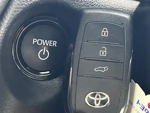 トヨタ カローラ クロス ハイブリッド Z 熊本県 2024(令6)年 0.8万km プラチナホワイトパールマイカ ワンオーナー　/禁煙車　/ガラスルーフ　/純正ナビ　/ビルトインＥＴＣ２．０　/前後クリアランスソナー　/前席シートヒーター　/トヨタセーフティーセンス/・プリクラッシュセーフティ/・ロードサインアシスト/・レーンキープアシスト/・オートマチックハイビーム/・アダブティブクルーズコントロール/・プロアクティブドライビングアシスト/・リアクロストラフィックアラート/・リアカメラディテクション/・駐車時支援パーキングサポートシステム/・ブラインドスポットモニター/横滑り防止/パワーバックドア/ハーフレザーシート/前席シートヒーター/純正１８インチAW/オートライト/LEDヘッドライト/フォグライト/スマートキー/プッシュスタート/取扱説明書