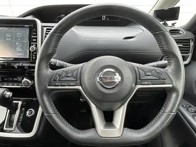 日産 セレナ ハイウェイスターVセレクションⅡ 福岡県 2018(平30)年 7.1万km ブリリアントホワイトパール 純正９型メモリーナビ（フルセグTV・CD・DVD・BT）アラウンドビューモニターエマージェンシーブレーキコーナーセンサー/両側パワースライドドア純正ドラレコETC純正LED・アルミホイールスマートキープッシュスタートnismoドアハンドルプロテクター
