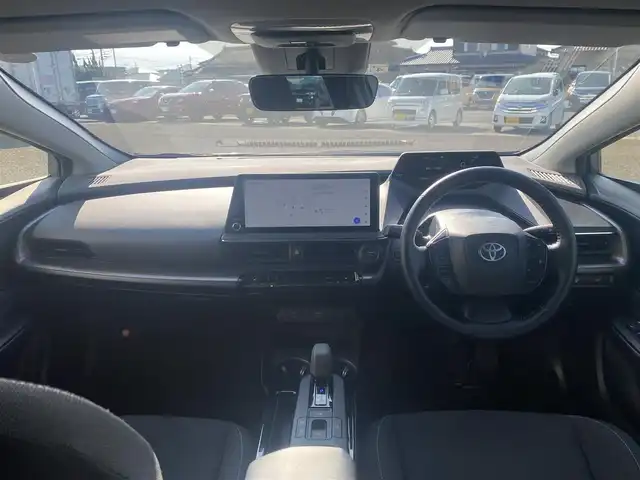 トヨタ プリウス U 熊本県 2023(令5)年 3.3万km グレー カラーコード：1M2/純正ディスプレイオーディオ/・AM/FM/USB/BT/・フルセグTV/・AppleCarPlay/AndroidAuto/バックカメラ/トヨタセーフティセンス/・レーンディパーチャーアラート/・ブラインドスポットモニター/・プリクラッシュセーフティシステム/・プロアクティブドライビングアシスト/・クリアランスソナー/・リヤクロストラフィックアラート/・後方車両接近告知/・リヤカメラディテクション/・パーキングサポートブレーキ/・安心降車アシスト/・周辺車両接近時サポート/・ロードサインアシスト/・レーダークルーズコントロール/・オートマチックハイビーム/前後コーナーセンサー/革巻きステアリング/・ステアリングリモコン/・ステアリングヒーター/オートライト/・LEDライト/ETC2.0/D/N席シートヒーター/電動格納ミラー/・ウィンカーミラー/電動サイドブレーキ/・ホールドボタン/純正フロアマット/スマートキー