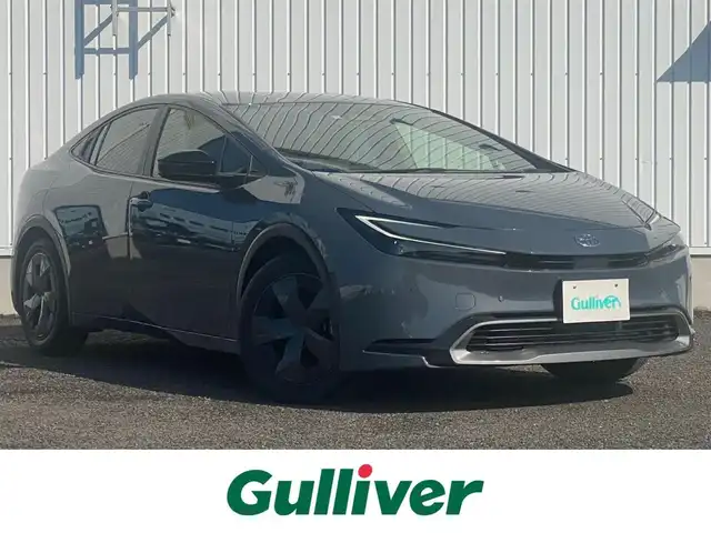 トヨタ プリウス U 熊本県 2023(令5)年 3.3万km グレー カラーコード：1M2/純正ディスプレイオーディオ/・AM/FM/USB/BT/・フルセグTV/・AppleCarPlay/AndroidAuto/バックカメラ/トヨタセーフティセンス/・レーンディパーチャーアラート/・ブラインドスポットモニター/・プリクラッシュセーフティシステム/・プロアクティブドライビングアシスト/・クリアランスソナー/・リヤクロストラフィックアラート/・後方車両接近告知/・リヤカメラディテクション/・パーキングサポートブレーキ/・安心降車アシスト/・周辺車両接近時サポート/・ロードサインアシスト/・レーダークルーズコントロール/・オートマチックハイビーム/前後コーナーセンサー/革巻きステアリング/・ステアリングリモコン/・ステアリングヒーター/オートライト/・LEDライト/ETC2.0/D/N席シートヒーター/電動格納ミラー/・ウィンカーミラー/電動サイドブレーキ/・ホールドボタン/純正フロアマット/スマートキー