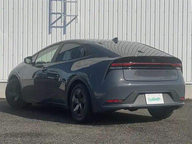 トヨタ プリウス U 熊本県 2023(令5)年 3.3万km グレー カラーコード：1M2/純正ディスプレイオーディオ/・AM/FM/USB/BT/・フルセグTV/・AppleCarPlay/AndroidAuto/バックカメラ/トヨタセーフティセンス/・レーンディパーチャーアラート/・ブラインドスポットモニター/・プリクラッシュセーフティシステム/・プロアクティブドライビングアシスト/・クリアランスソナー/・リヤクロストラフィックアラート/・後方車両接近告知/・リヤカメラディテクション/・パーキングサポートブレーキ/・安心降車アシスト/・周辺車両接近時サポート/・ロードサインアシスト/・レーダークルーズコントロール/・オートマチックハイビーム/前後コーナーセンサー/革巻きステアリング/・ステアリングリモコン/・ステアリングヒーター/オートライト/・LEDライト/ETC2.0/D/N席シートヒーター/電動格納ミラー/・ウィンカーミラー/電動サイドブレーキ/・ホールドボタン/純正フロアマット/スマートキー