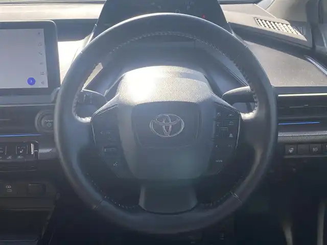 トヨタ プリウス U 熊本県 2023(令5)年 3.3万km グレー カラーコード：1M2/純正ディスプレイオーディオ/・AM/FM/USB/BT/・フルセグTV/・AppleCarPlay/AndroidAuto/バックカメラ/トヨタセーフティセンス/・レーンディパーチャーアラート/・ブラインドスポットモニター/・プリクラッシュセーフティシステム/・プロアクティブドライビングアシスト/・クリアランスソナー/・リヤクロストラフィックアラート/・後方車両接近告知/・リヤカメラディテクション/・パーキングサポートブレーキ/・安心降車アシスト/・周辺車両接近時サポート/・ロードサインアシスト/・レーダークルーズコントロール/・オートマチックハイビーム/前後コーナーセンサー/革巻きステアリング/・ステアリングリモコン/・ステアリングヒーター/オートライト/・LEDライト/ETC2.0/D/N席シートヒーター/電動格納ミラー/・ウィンカーミラー/電動サイドブレーキ/・ホールドボタン/純正フロアマット/スマートキー