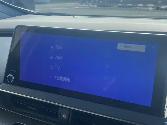 トヨタ プリウス U 熊本県 2023(令5)年 3.3万km グレー カラーコード：1M2/純正ディスプレイオーディオ/・AM/FM/USB/BT/・フルセグTV/・AppleCarPlay/AndroidAuto/バックカメラ/トヨタセーフティセンス/・レーンディパーチャーアラート/・ブラインドスポットモニター/・プリクラッシュセーフティシステム/・プロアクティブドライビングアシスト/・クリアランスソナー/・リヤクロストラフィックアラート/・後方車両接近告知/・リヤカメラディテクション/・パーキングサポートブレーキ/・安心降車アシスト/・周辺車両接近時サポート/・ロードサインアシスト/・レーダークルーズコントロール/・オートマチックハイビーム/前後コーナーセンサー/革巻きステアリング/・ステアリングリモコン/・ステアリングヒーター/オートライト/・LEDライト/ETC2.0/D/N席シートヒーター/電動格納ミラー/・ウィンカーミラー/電動サイドブレーキ/・ホールドボタン/純正フロアマット/スマートキー