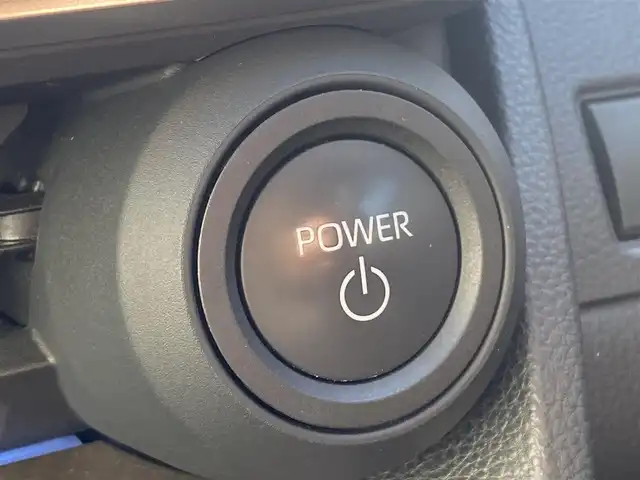 トヨタ プリウス U 熊本県 2023(令5)年 3.3万km グレー カラーコード：1M2/純正ディスプレイオーディオ/・AM/FM/USB/BT/・フルセグTV/・AppleCarPlay/AndroidAuto/バックカメラ/トヨタセーフティセンス/・レーンディパーチャーアラート/・ブラインドスポットモニター/・プリクラッシュセーフティシステム/・プロアクティブドライビングアシスト/・クリアランスソナー/・リヤクロストラフィックアラート/・後方車両接近告知/・リヤカメラディテクション/・パーキングサポートブレーキ/・安心降車アシスト/・周辺車両接近時サポート/・ロードサインアシスト/・レーダークルーズコントロール/・オートマチックハイビーム/前後コーナーセンサー/革巻きステアリング/・ステアリングリモコン/・ステアリングヒーター/オートライト/・LEDライト/ETC2.0/D/N席シートヒーター/電動格納ミラー/・ウィンカーミラー/電動サイドブレーキ/・ホールドボタン/純正フロアマット/スマートキー