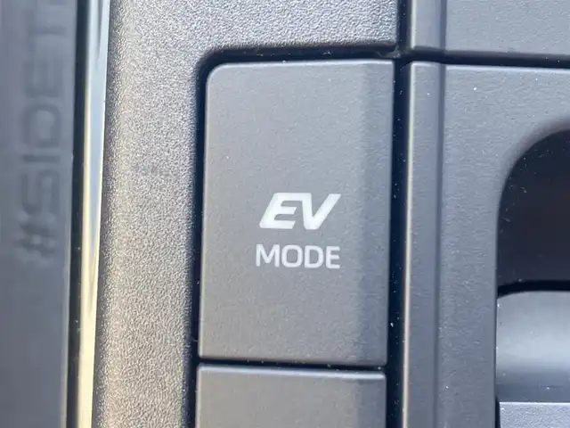 トヨタ プリウス U 熊本県 2023(令5)年 3.3万km グレー カラーコード：1M2/純正ディスプレイオーディオ/・AM/FM/USB/BT/・フルセグTV/・AppleCarPlay/AndroidAuto/バックカメラ/トヨタセーフティセンス/・レーンディパーチャーアラート/・ブラインドスポットモニター/・プリクラッシュセーフティシステム/・プロアクティブドライビングアシスト/・クリアランスソナー/・リヤクロストラフィックアラート/・後方車両接近告知/・リヤカメラディテクション/・パーキングサポートブレーキ/・安心降車アシスト/・周辺車両接近時サポート/・ロードサインアシスト/・レーダークルーズコントロール/・オートマチックハイビーム/前後コーナーセンサー/革巻きステアリング/・ステアリングリモコン/・ステアリングヒーター/オートライト/・LEDライト/ETC2.0/D/N席シートヒーター/電動格納ミラー/・ウィンカーミラー/電動サイドブレーキ/・ホールドボタン/純正フロアマット/スマートキー