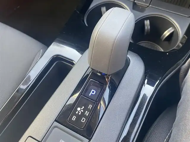 トヨタ プリウス U 熊本県 2023(令5)年 3.3万km グレー カラーコード：1M2/純正ディスプレイオーディオ/・AM/FM/USB/BT/・フルセグTV/・AppleCarPlay/AndroidAuto/バックカメラ/トヨタセーフティセンス/・レーンディパーチャーアラート/・ブラインドスポットモニター/・プリクラッシュセーフティシステム/・プロアクティブドライビングアシスト/・クリアランスソナー/・リヤクロストラフィックアラート/・後方車両接近告知/・リヤカメラディテクション/・パーキングサポートブレーキ/・安心降車アシスト/・周辺車両接近時サポート/・ロードサインアシスト/・レーダークルーズコントロール/・オートマチックハイビーム/前後コーナーセンサー/革巻きステアリング/・ステアリングリモコン/・ステアリングヒーター/オートライト/・LEDライト/ETC2.0/D/N席シートヒーター/電動格納ミラー/・ウィンカーミラー/電動サイドブレーキ/・ホールドボタン/純正フロアマット/スマートキー