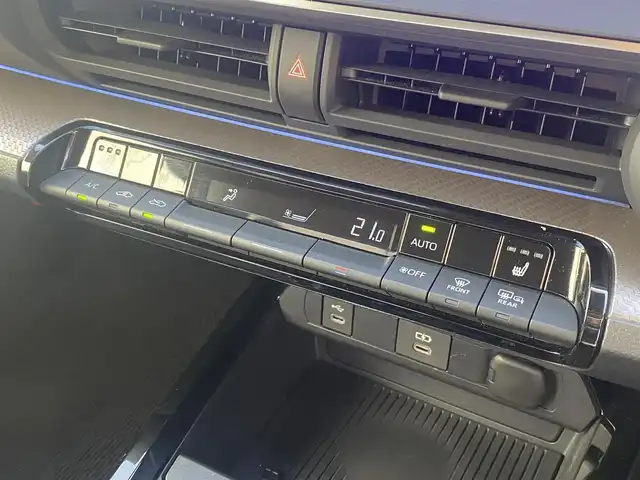 トヨタ プリウス U 熊本県 2023(令5)年 3.3万km グレー カラーコード：1M2/純正ディスプレイオーディオ/・AM/FM/USB/BT/・フルセグTV/・AppleCarPlay/AndroidAuto/バックカメラ/トヨタセーフティセンス/・レーンディパーチャーアラート/・ブラインドスポットモニター/・プリクラッシュセーフティシステム/・プロアクティブドライビングアシスト/・クリアランスソナー/・リヤクロストラフィックアラート/・後方車両接近告知/・リヤカメラディテクション/・パーキングサポートブレーキ/・安心降車アシスト/・周辺車両接近時サポート/・ロードサインアシスト/・レーダークルーズコントロール/・オートマチックハイビーム/前後コーナーセンサー/革巻きステアリング/・ステアリングリモコン/・ステアリングヒーター/オートライト/・LEDライト/ETC2.0/D/N席シートヒーター/電動格納ミラー/・ウィンカーミラー/電動サイドブレーキ/・ホールドボタン/純正フロアマット/スマートキー