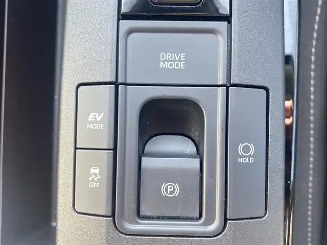 トヨタ プリウス U 熊本県 2023(令5)年 3.3万km グレー カラーコード：1M2/純正ディスプレイオーディオ/・AM/FM/USB/BT/・フルセグTV/・AppleCarPlay/AndroidAuto/バックカメラ/トヨタセーフティセンス/・レーンディパーチャーアラート/・ブラインドスポットモニター/・プリクラッシュセーフティシステム/・プロアクティブドライビングアシスト/・クリアランスソナー/・リヤクロストラフィックアラート/・後方車両接近告知/・リヤカメラディテクション/・パーキングサポートブレーキ/・安心降車アシスト/・周辺車両接近時サポート/・ロードサインアシスト/・レーダークルーズコントロール/・オートマチックハイビーム/前後コーナーセンサー/革巻きステアリング/・ステアリングリモコン/・ステアリングヒーター/オートライト/・LEDライト/ETC2.0/D/N席シートヒーター/電動格納ミラー/・ウィンカーミラー/電動サイドブレーキ/・ホールドボタン/純正フロアマット/スマートキー