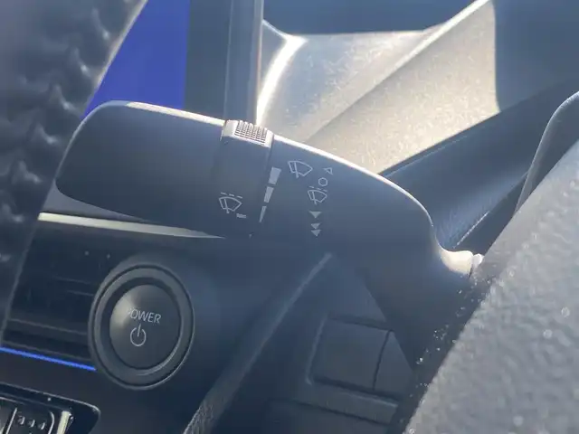 トヨタ プリウス U 熊本県 2023(令5)年 3.3万km グレー カラーコード：1M2/純正ディスプレイオーディオ/・AM/FM/USB/BT/・フルセグTV/・AppleCarPlay/AndroidAuto/バックカメラ/トヨタセーフティセンス/・レーンディパーチャーアラート/・ブラインドスポットモニター/・プリクラッシュセーフティシステム/・プロアクティブドライビングアシスト/・クリアランスソナー/・リヤクロストラフィックアラート/・後方車両接近告知/・リヤカメラディテクション/・パーキングサポートブレーキ/・安心降車アシスト/・周辺車両接近時サポート/・ロードサインアシスト/・レーダークルーズコントロール/・オートマチックハイビーム/前後コーナーセンサー/革巻きステアリング/・ステアリングリモコン/・ステアリングヒーター/オートライト/・LEDライト/ETC2.0/D/N席シートヒーター/電動格納ミラー/・ウィンカーミラー/電動サイドブレーキ/・ホールドボタン/純正フロアマット/スマートキー