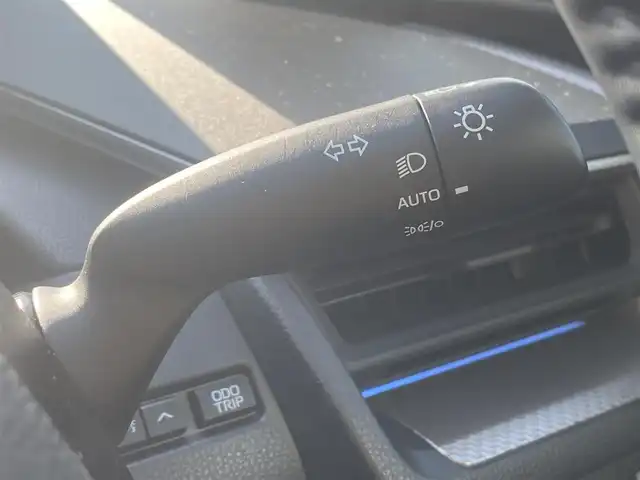 トヨタ プリウス U 熊本県 2023(令5)年 3.3万km グレー カラーコード：1M2/純正ディスプレイオーディオ/・AM/FM/USB/BT/・フルセグTV/・AppleCarPlay/AndroidAuto/バックカメラ/トヨタセーフティセンス/・レーンディパーチャーアラート/・ブラインドスポットモニター/・プリクラッシュセーフティシステム/・プロアクティブドライビングアシスト/・クリアランスソナー/・リヤクロストラフィックアラート/・後方車両接近告知/・リヤカメラディテクション/・パーキングサポートブレーキ/・安心降車アシスト/・周辺車両接近時サポート/・ロードサインアシスト/・レーダークルーズコントロール/・オートマチックハイビーム/前後コーナーセンサー/革巻きステアリング/・ステアリングリモコン/・ステアリングヒーター/オートライト/・LEDライト/ETC2.0/D/N席シートヒーター/電動格納ミラー/・ウィンカーミラー/電動サイドブレーキ/・ホールドボタン/純正フロアマット/スマートキー