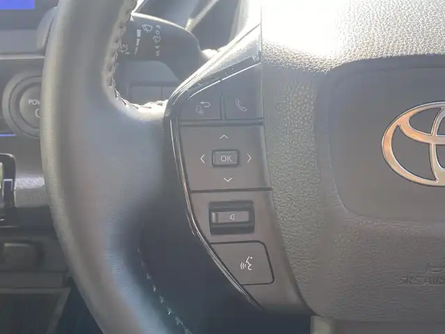 トヨタ プリウス U 熊本県 2023(令5)年 3.3万km グレー カラーコード：1M2/純正ディスプレイオーディオ/・AM/FM/USB/BT/・フルセグTV/・AppleCarPlay/AndroidAuto/バックカメラ/トヨタセーフティセンス/・レーンディパーチャーアラート/・ブラインドスポットモニター/・プリクラッシュセーフティシステム/・プロアクティブドライビングアシスト/・クリアランスソナー/・リヤクロストラフィックアラート/・後方車両接近告知/・リヤカメラディテクション/・パーキングサポートブレーキ/・安心降車アシスト/・周辺車両接近時サポート/・ロードサインアシスト/・レーダークルーズコントロール/・オートマチックハイビーム/前後コーナーセンサー/革巻きステアリング/・ステアリングリモコン/・ステアリングヒーター/オートライト/・LEDライト/ETC2.0/D/N席シートヒーター/電動格納ミラー/・ウィンカーミラー/電動サイドブレーキ/・ホールドボタン/純正フロアマット/スマートキー