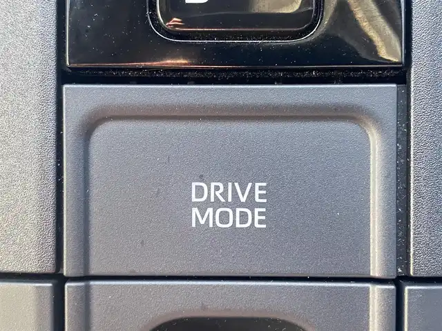 トヨタ プリウス U 熊本県 2023(令5)年 3.3万km グレー カラーコード：1M2/純正ディスプレイオーディオ/・AM/FM/USB/BT/・フルセグTV/・AppleCarPlay/AndroidAuto/バックカメラ/トヨタセーフティセンス/・レーンディパーチャーアラート/・ブラインドスポットモニター/・プリクラッシュセーフティシステム/・プロアクティブドライビングアシスト/・クリアランスソナー/・リヤクロストラフィックアラート/・後方車両接近告知/・リヤカメラディテクション/・パーキングサポートブレーキ/・安心降車アシスト/・周辺車両接近時サポート/・ロードサインアシスト/・レーダークルーズコントロール/・オートマチックハイビーム/前後コーナーセンサー/革巻きステアリング/・ステアリングリモコン/・ステアリングヒーター/オートライト/・LEDライト/ETC2.0/D/N席シートヒーター/電動格納ミラー/・ウィンカーミラー/電動サイドブレーキ/・ホールドボタン/純正フロアマット/スマートキー