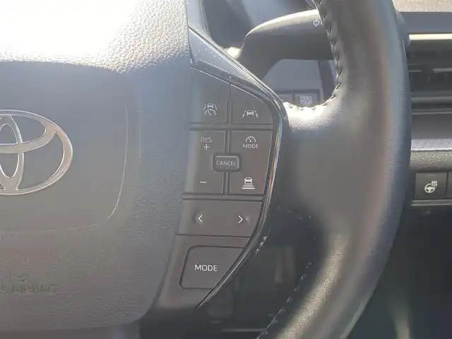 トヨタ プリウス U 熊本県 2023(令5)年 3.3万km グレー カラーコード：1M2/純正ディスプレイオーディオ/・AM/FM/USB/BT/・フルセグTV/・AppleCarPlay/AndroidAuto/バックカメラ/トヨタセーフティセンス/・レーンディパーチャーアラート/・ブラインドスポットモニター/・プリクラッシュセーフティシステム/・プロアクティブドライビングアシスト/・クリアランスソナー/・リヤクロストラフィックアラート/・後方車両接近告知/・リヤカメラディテクション/・パーキングサポートブレーキ/・安心降車アシスト/・周辺車両接近時サポート/・ロードサインアシスト/・レーダークルーズコントロール/・オートマチックハイビーム/前後コーナーセンサー/革巻きステアリング/・ステアリングリモコン/・ステアリングヒーター/オートライト/・LEDライト/ETC2.0/D/N席シートヒーター/電動格納ミラー/・ウィンカーミラー/電動サイドブレーキ/・ホールドボタン/純正フロアマット/スマートキー