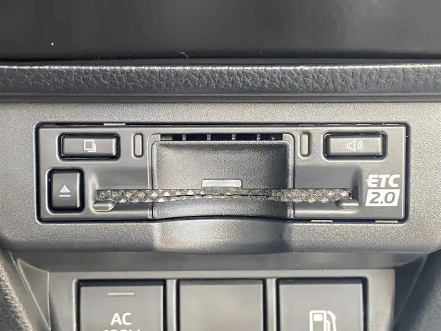 トヨタ プリウス U 熊本県 2023(令5)年 3.3万km グレー カラーコード：1M2/純正ディスプレイオーディオ/・AM/FM/USB/BT/・フルセグTV/・AppleCarPlay/AndroidAuto/バックカメラ/トヨタセーフティセンス/・レーンディパーチャーアラート/・ブラインドスポットモニター/・プリクラッシュセーフティシステム/・プロアクティブドライビングアシスト/・クリアランスソナー/・リヤクロストラフィックアラート/・後方車両接近告知/・リヤカメラディテクション/・パーキングサポートブレーキ/・安心降車アシスト/・周辺車両接近時サポート/・ロードサインアシスト/・レーダークルーズコントロール/・オートマチックハイビーム/前後コーナーセンサー/革巻きステアリング/・ステアリングリモコン/・ステアリングヒーター/オートライト/・LEDライト/ETC2.0/D/N席シートヒーター/電動格納ミラー/・ウィンカーミラー/電動サイドブレーキ/・ホールドボタン/純正フロアマット/スマートキー