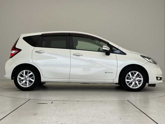 日産 ノート e－パワー メダリスト 愛知県 2018(平30)年 2.7万km ブリリアントホワイトパール 純正ナビ　SDカードなし/全方位カメラ/クルーズコントロール/バックカメラ/純正アルミホイール/ETC/レーンキープアシスト/ドライブレコーダー/ステアリングスイッチ/スマートキー/プッシュスタート