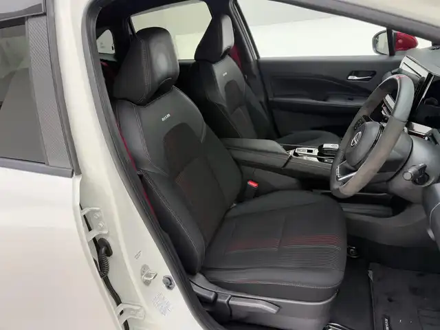 日産 オーラ ニスモ 兵庫県 2022(令4)年 3.6万km ピュアホワイトパール 純正メモリナビ(CD/DVD/Bluetooth/フルセグ)/アラウンドビューモニター/前後コーナーセンサー/ブラインドスポットモニター/レーンキープアシスト/前後ドライブレコーダー/オートライト/オートマチックハイビーム/ビルトインETC/ハーフレザーシート/純正17インチアルミホイール/純正フロアマット/スマートキー/スペアキー/LEDヘッドライト/標識検知